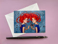 Kunstpostkarte "Rote Zwillinge" – Magische Illustration von zwei Frauen mit flammendem Haar, ideal als Geschenk, Grußkarte oder Wanddeko.