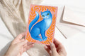 Postkarte A6 Blaue Katze  – Verspielte Katzen Illustration – Bunte Kunstkarte – Modernes Tiermotiv – Geschenk für Katzenliebhaber