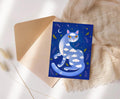 Traumkatze im Nachthimmel – Postkarte A6, Kunstdruck, Blaue Katze mit Wolken & Sternen, Magische Tierillustration, Acrylbild