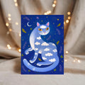 Traumkatze im Nachthimmel – Postkarte A6, Kunstdruck, Blaue Katze mit Wolken & Sternen, Magische Tierillustration, Acrylbild