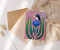 Blaue Vogel Postkarte A6 mit Schmetterling – Botanische Kunst Illustration, Märchenhafte Tierkunst, Geschenk für Naturliebhaber