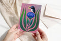 Blaue Vogel Postkarte A6 mit Schmetterling – Botanische Kunst Illustration, Märchenhafte Tierkunst, Geschenk für Naturliebhaber