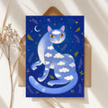 Traumkatze im Nachthimmel – Postkarte A6, Kunstdruck, Blaue Katze mit Wolken & Sternen, Magische Tierillustration, Acrylbild