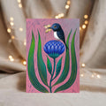 Blaue Vogel Postkarte A6 mit Schmetterling – Botanische Kunst Illustration, Märchenhafte Tierkunst, Geschenk für Naturliebhaber
