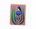 Blaue Vogel Postkarte A6 mit Schmetterling – Botanische Kunst Illustration, Märchenhafte Tierkunst, Geschenk für Naturliebhaber