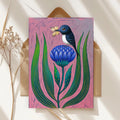 Blaue Vogel Postkarte A6 mit Schmetterling – Botanische Kunst Illustration, Märchenhafte Tierkunst, Geschenk für Naturliebhaber