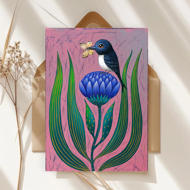 Blaue Vogel Postkarte A6 mit Schmetterling – Botanische Kunst Illustration, Märchenhafte Tierkunst, Geschenk für Naturliebhaber