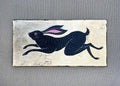 Schwarzer Hase auf Blattgold – Original Acrylgemälde 20 × 40 cm | Moderne Folk Art | Minimalistische Tierkunst auf Leinwand