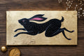 Schwarzer Hase auf Blattgold – Original Acrylgemälde 20 × 40 cm | Moderne Folk Art | Minimalistische Tierkunst auf Leinwand